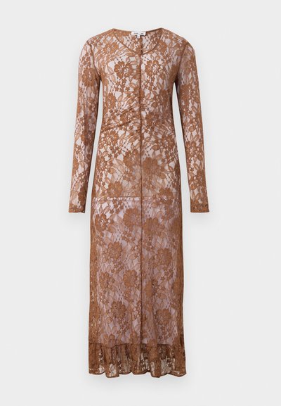 Robe en dentelle brune avec des manches longues, un col rond et une silhouette ajustée. Présente des motifs floraux et un ourlet festonné.