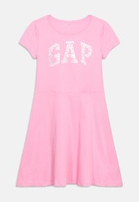 Κοντομάνικο ροζ βαμβακερό φόρεμα για κορίτσια με ασημί μοτίβο πεταλούδας και λογότυπο "GAP" στο στήθος, στρογγυλή λαιμόκοψη και φουσκωτή φούστα.