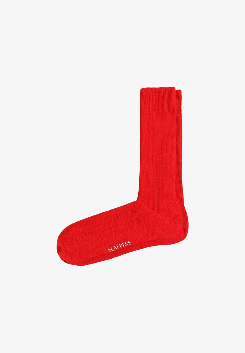 Rote gerippte Socken aus einem weichen Material, mit einem bequemen Bündchen und dem Text "SCALPERS" in Weiß im Bereich der Zehen.
