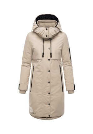 Manteau matelassé beige avec capuche, présentant des accents noirs, des boutons-pression, des poches avant et des poignets côtelés. Texture lisse et longueur jusqu'aux genoux.