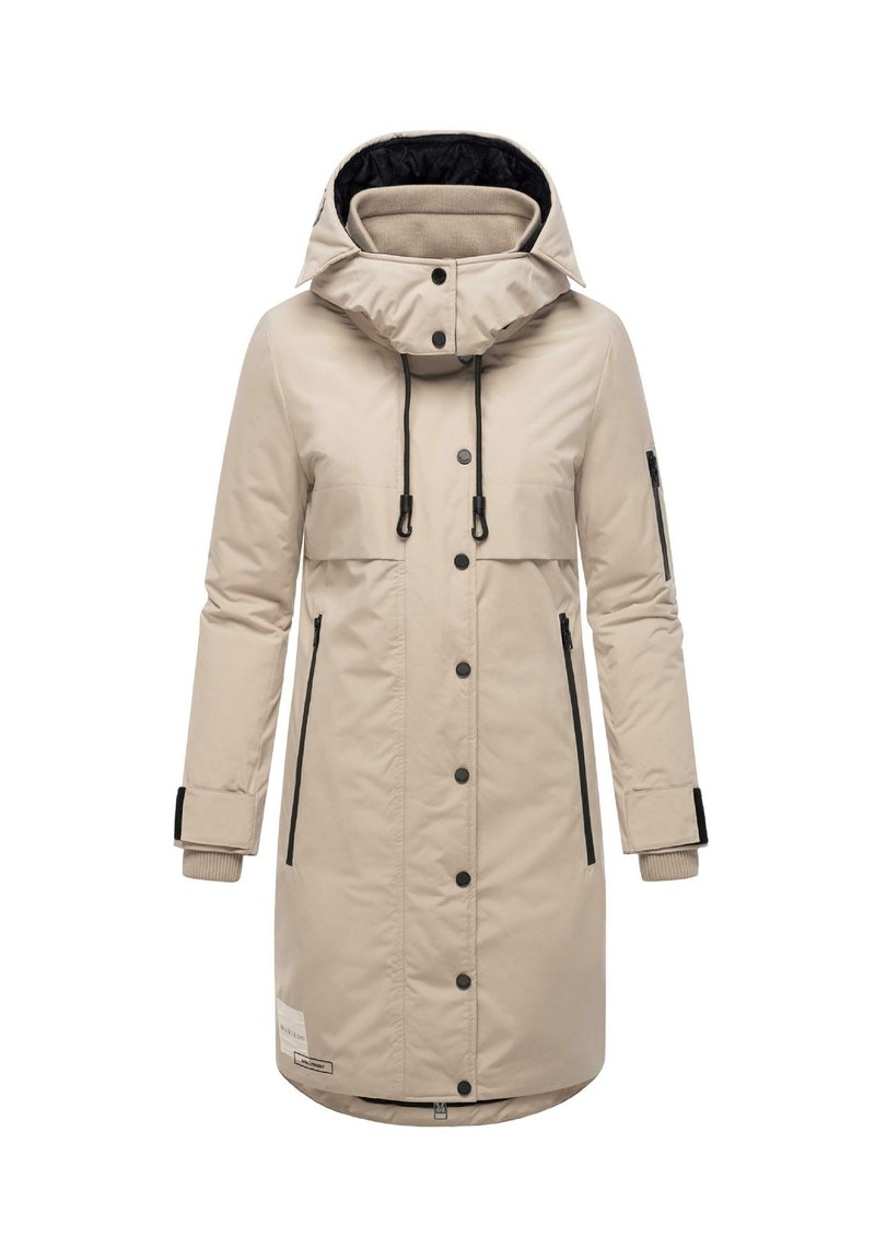 Manteau matelassé beige avec capuche, présentant des accents noirs, des boutons-pression, des poches avant et des poignets côtelés. Texture lisse et longueur jusqu'aux genoux.