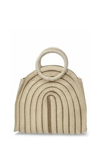 Bolso de mano tejido en color beige con un mango circular, que presenta un diseño curvado y una textura rayada. Acentos en tonos de beige más claros y más oscuros.