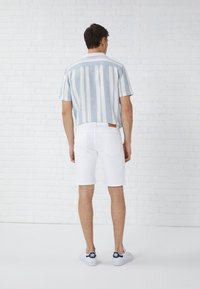 Pier One Kratke hlače od trapera - white denim