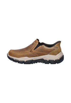 Bruine slip-on leren schoen met zwarte en witte robuuste zool, elastische zijpanelen en een gevoerde kraag voor comfort.