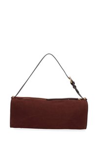 Bruine suède schoudertas met een ritssluiting, voorzien van een slanke leren schouderband en accenten in goudkleurig metaal. Rechthoekige vorm.