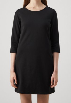 Robe en coton noire à manches trois quarts, décolleté rond et coupe fluide. Texture lisse et longueur jusqu'aux genoux.
