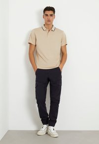 Guess SS PAUL TAPE  - Pólóing - beige