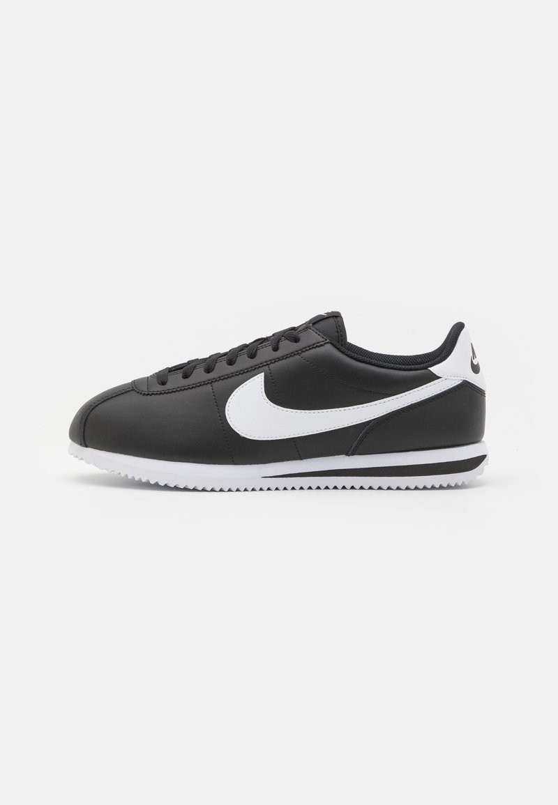 Sneakers negre din piele cu un swoosh și accente albe. Prezintă un vârf rotunjit, închidere cu șireturi și o talpă din cauciuc alb texturată.