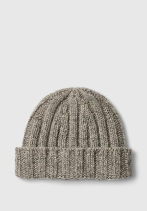 Gorro de punto acanalado gris parduzco con un amplio borde vuelto, sobre un fondo liso y claro.