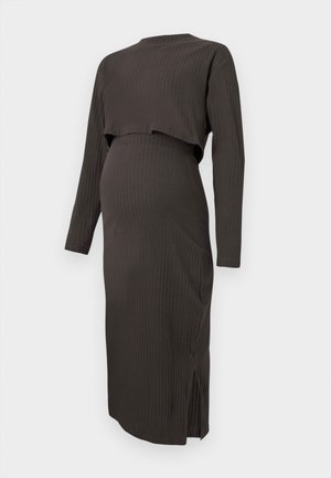 Mørkebrunt, ribbet, langærmet graviditetskjole med en tætsiddende silhuet og lille slidse i kanten.