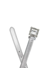 Cinturón metálico plateado con hebilla rectangular adornada con brillantes transparentes, mostrando bordes cosidos y múltiples orificios de ajuste.