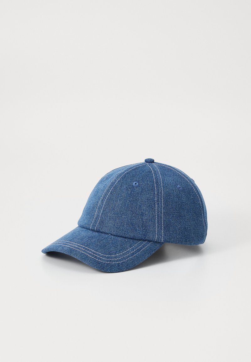 Gorra de béisbol de mezclilla en azul con visera curvada, acentos de costura blanca y agujeros de ventilación. Parte superior redonda con detalle de botón.