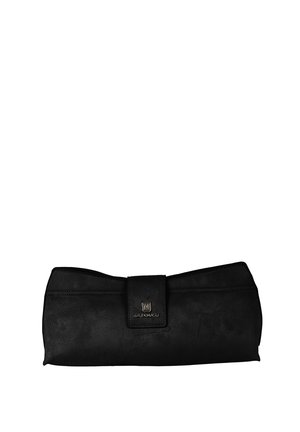 Schwarze rechteckige Clutch-Tasche mit Klappenverschluss und kleinem metallischem Logo in der Mitte vorne.