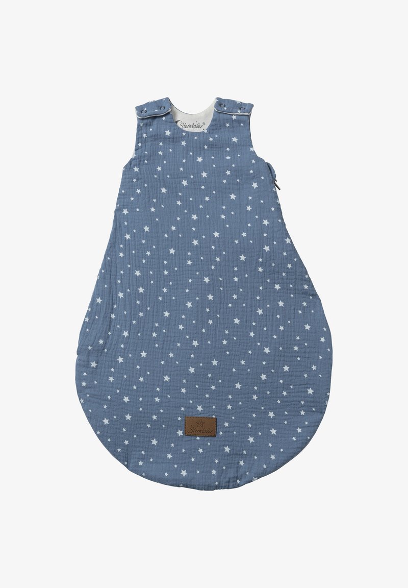 Blaues Baumwoll-Schlafsack mit weißem Sternen-Muster, abgerundete Form, ärmelloses Design und Druckknopfverschlüsse an den Schultern. Braunes Logetikett am unteren Rand.