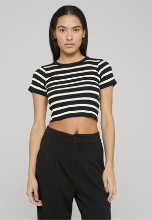 Top corto de rayas blancas y negras con mangas cortas y textura acanalada, combinado con pantalones negros de cintura alta.