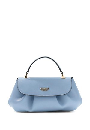 Sac à main en cuir souple bleu clair avec une poignée supérieure et un logo doré "Guess EST 1981" sur le rabat avant.
