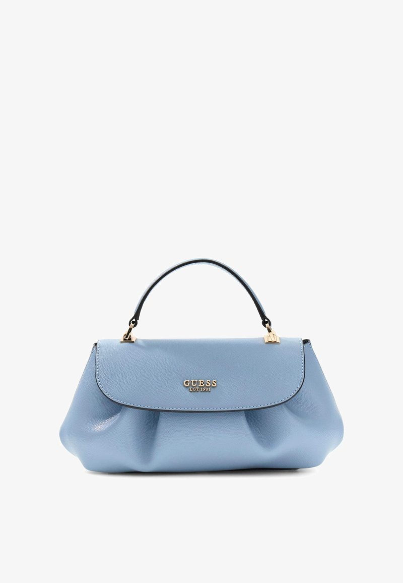 Ανοιχτό μπλε μαλακή δερμάτινη τσάντα με πάνω χερούλι και χρυσό λογότυπο "Guess EST 1981" στην εμπρόσθια πτερύγιο.