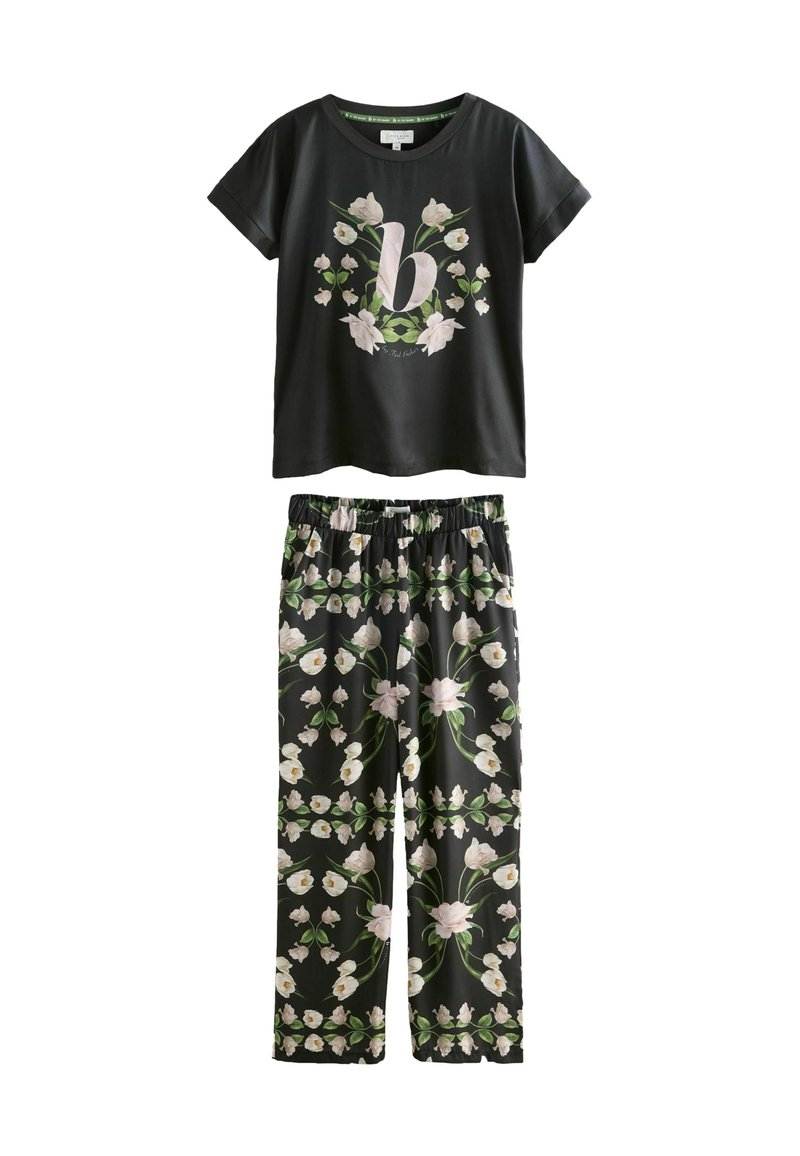 Zwart katoenen pyjama set met een top met korte mouwen met bloemenprint en bijpassende elastische broek met een bloemenpatroon.