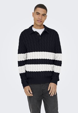 Suéter de punto cableado azul marino con rayas horizontales blancas y un cuello con solapa. Presenta puños y dobladillo acanalados, y una tapeta de dos botones.