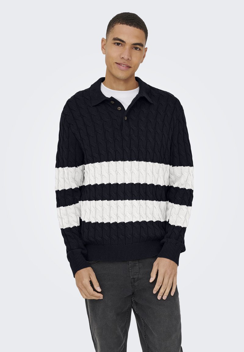 Suéter de punto cableado azul marino con rayas horizontales blancas y un cuello con solapa. Presenta puños y dobladillo acanalados, y una tapeta de dos botones.