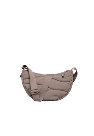 Sac bandoulière matelassé taupe avec bandoulière large ajustable et fermeture zippée sur le dessus, forme croissant, texture de tissu lisse.