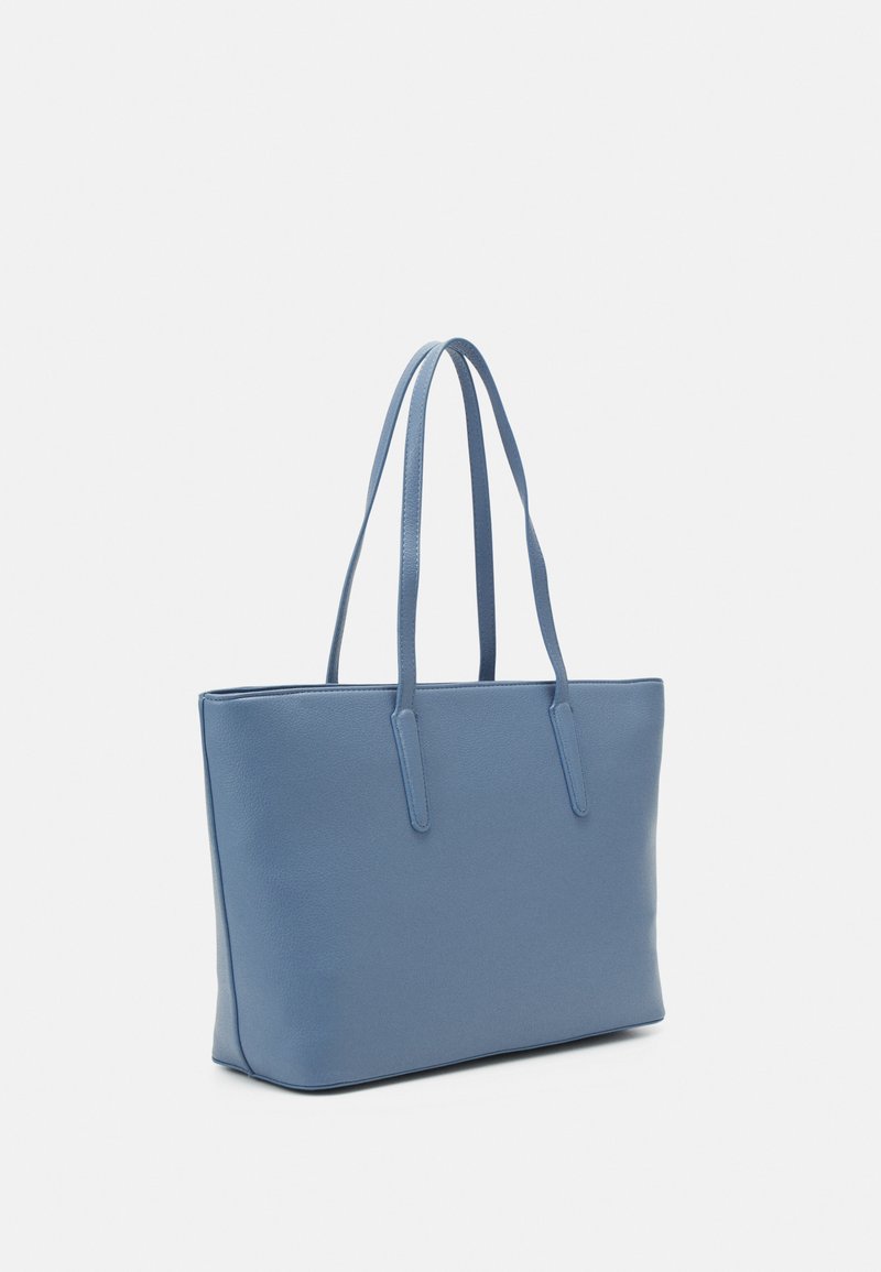 Blauwe gestructureerde totebag van glad, textuur materiaal. Heeft twee lange handvatten en geen zichtbare hardware of versieringen.