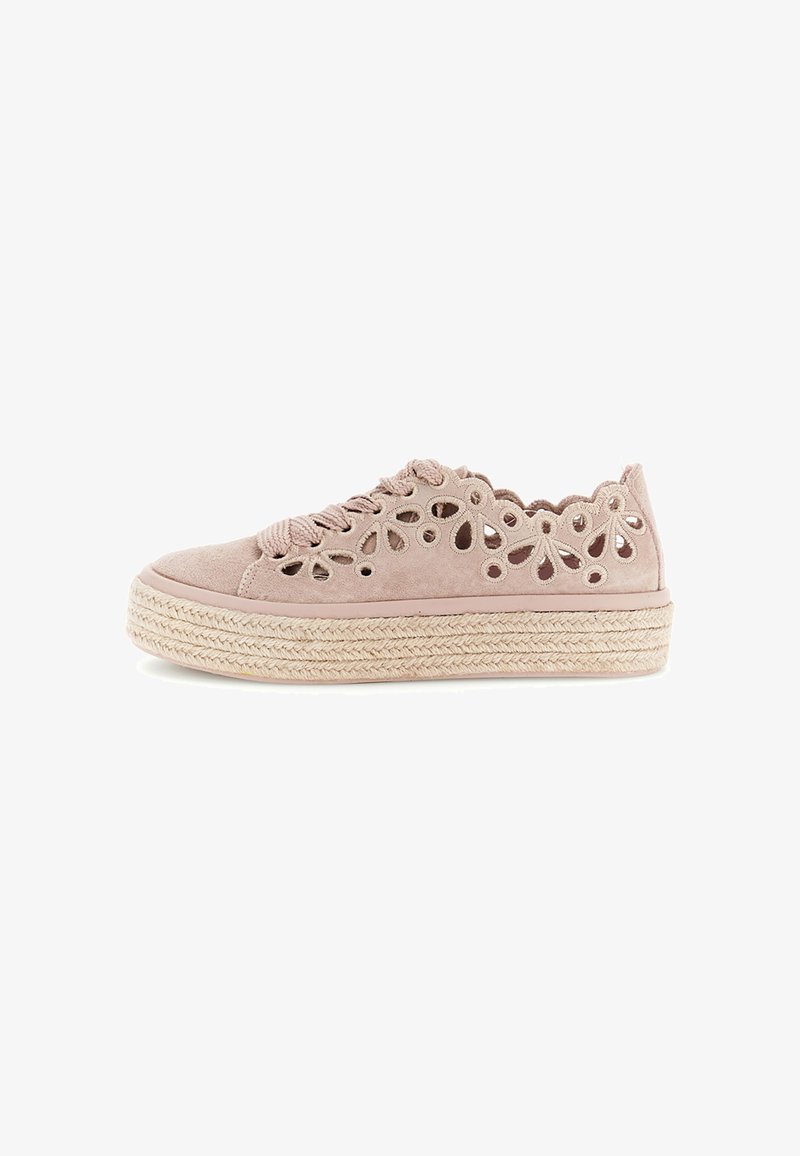 Beige suède plateau sneaker met bloemenuitgesneden patroon, gevlochten touwzool en bijpassende veters, zijaanzicht op witte achtergrond.