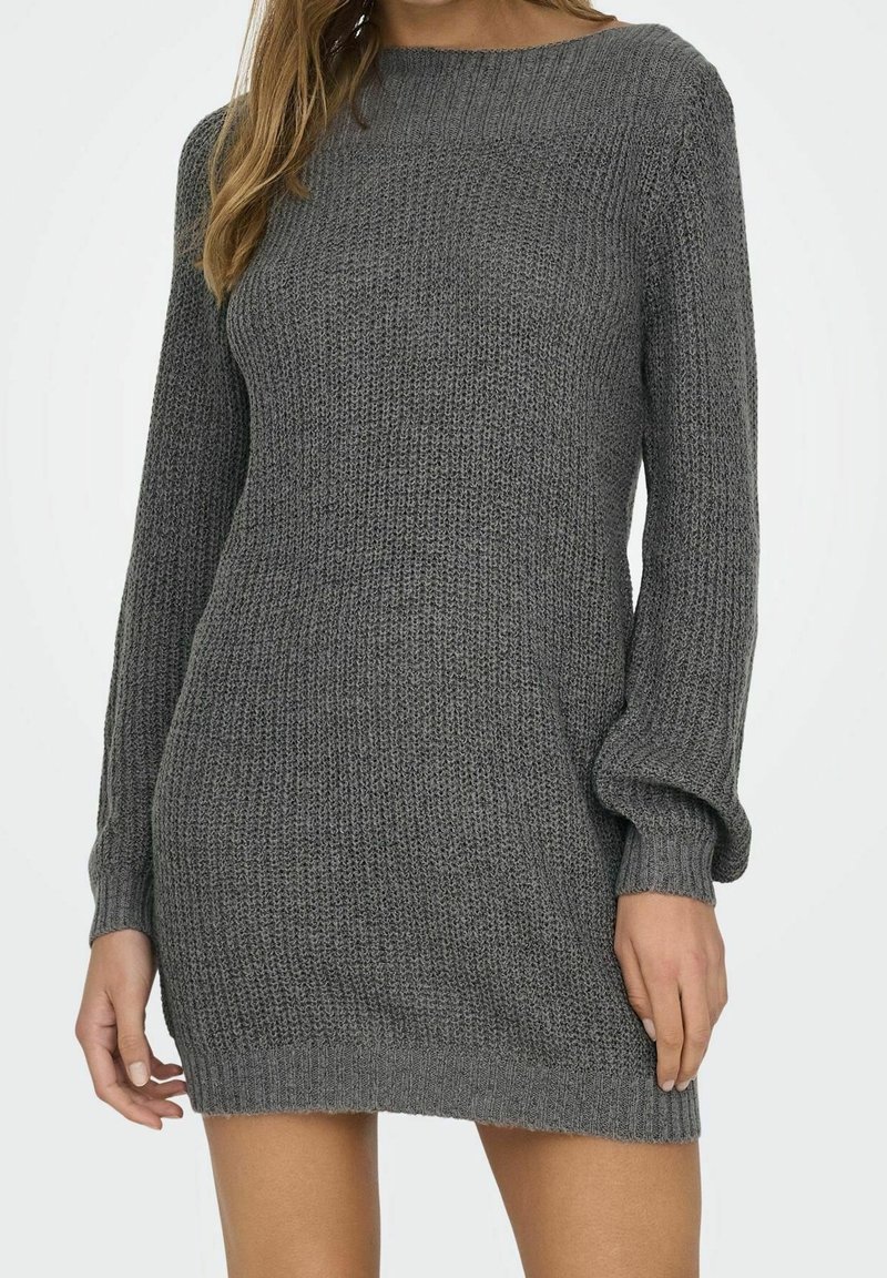 Abito in maglia grigia con maniche lunghe, scollatura rotonda e polsini a coste. La texture è morbida e spessa, con una vestibilità leggermente ampia.