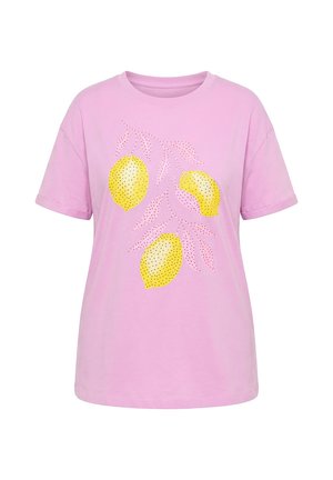 Jasnoróżowy t-shirt z krótkim rękawem z trzema żółtymi cytrynami i wzorem liści z przodu, z małymi czarnymi kropkami.