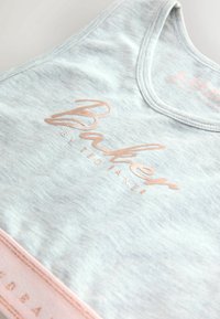 Grijs mouwloos topje met roze "Baker by Ted Baker" logo en roze streepnaden aan de onderkant, gemaakt van zachte stof.