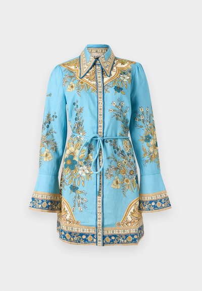 Jasnoniebieska sukienka koszulowa z haftem w kwiaty, długimi dzwonami, ściągniętym w pasie oraz z guzikowym zapięciem, z ozdobnymi brzegami.