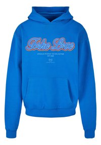 Sininen huppari, jossa etutasku, ribattuja hihansuita ja helmaa. Tekstissä lukee "Ota Rakkautta" koristeilla, sekä "Upscale Studios 143 Kokoelma".