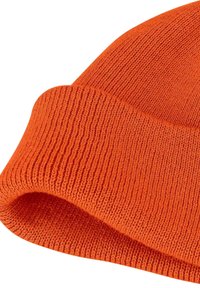 Oranje gebreide beanie met een ribbelstructuur, voorzien van een opgerolde omslag onderaan en een gladde afwerking overal.