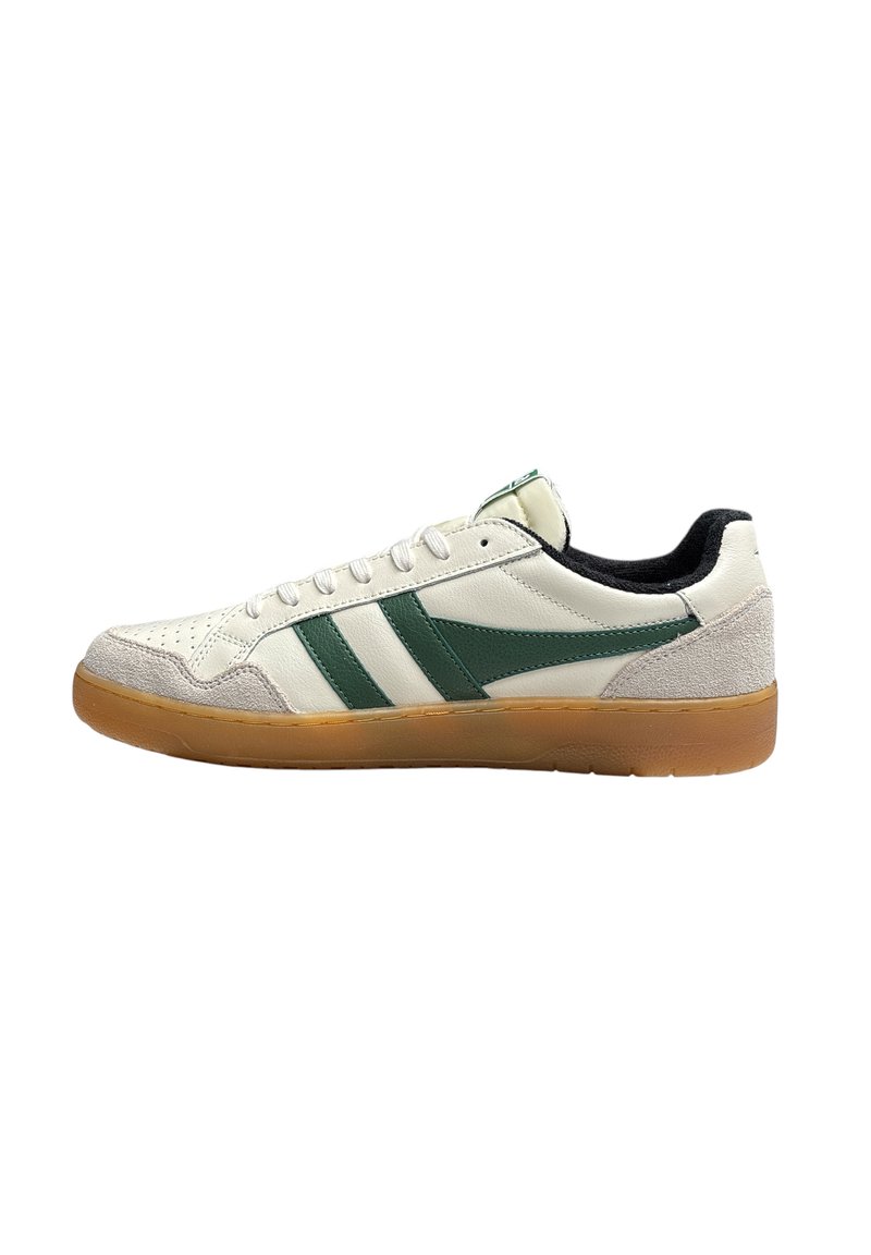 Witte sneakers met groene strepen, geperforeerde suède accenten en een gumrubberen zool. Beschikt over perforaties voor ademend vermogen en contrasterende zwarte voering.
