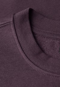 Sudadera morada con un tejido texturizado en el cuello. Presenta un collar acanalado y un forro interior suave, exhibiendo un diseño simple y blando.