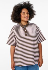 Polo shirt rayé en brun, rose et blanc; manches courtes avec un col marron et trois boutons décoratifs. Tissu doux, coupe décontractée.