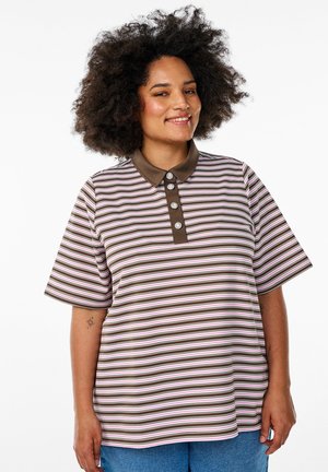 Polo shirt rayé en brun, rose et blanc; manches courtes avec un col marron et trois boutons décoratifs. Tissu doux, coupe décontractée.