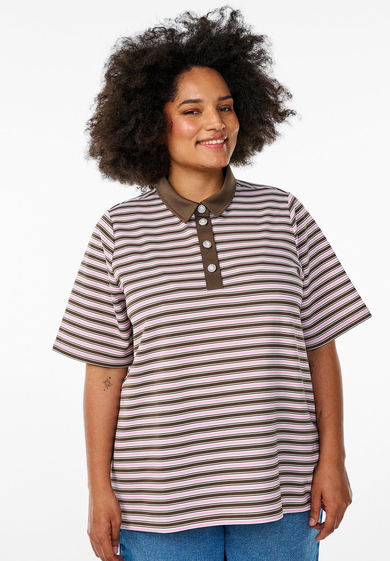 Polo shirt rayé en brun, rose et blanc; manches courtes avec un col marron et trois boutons décoratifs. Tissu doux, coupe décontractée.
