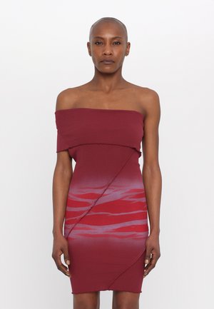 Burgundia off-shoulder keha kleit, millel on gradatsioonitootmine, mis üleminekuks heledamatele toonidele, rõhutatuna ribakujunduse ja diagonaalesemete detailidega.