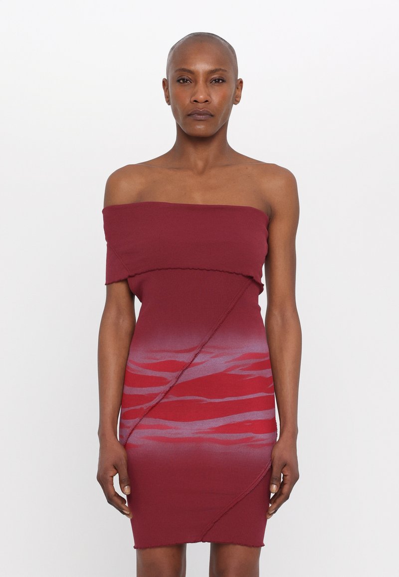 Abito bodycon bordeaux a spalle scoperte con texture a gradiente che transita verso tonalità più chiare, caratterizzato da un design a costine e dettagli di cucitura diagonale.