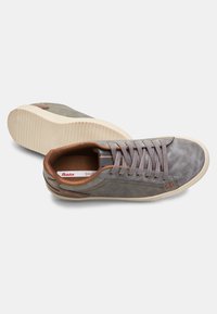 Grijze sneakers met een bruine leren accent, gestructureerde bovenkant, ronde neus en rubberen zool met een geperforeerde grip. Veters door metalen vriendschapjes geregen.