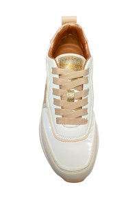 Baskets blanches avec une finition brillante, accents beiges et détails métalliques dorés. Elles ont des lacets beiges et une doublure intérieure rembourrée.