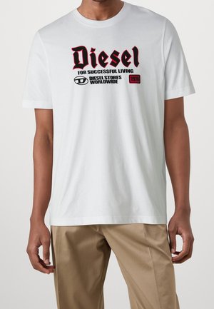 Weißes Baumwoll-T-Shirt mit auffälligem schwarzen und roten Text "Diesel" sowie einem Logo, begleitet von den Phrasen "FÜR EIN ERFOlGREICHES LEBEN" und "DIESEL-GESCHÄFTE WELTWEIT."