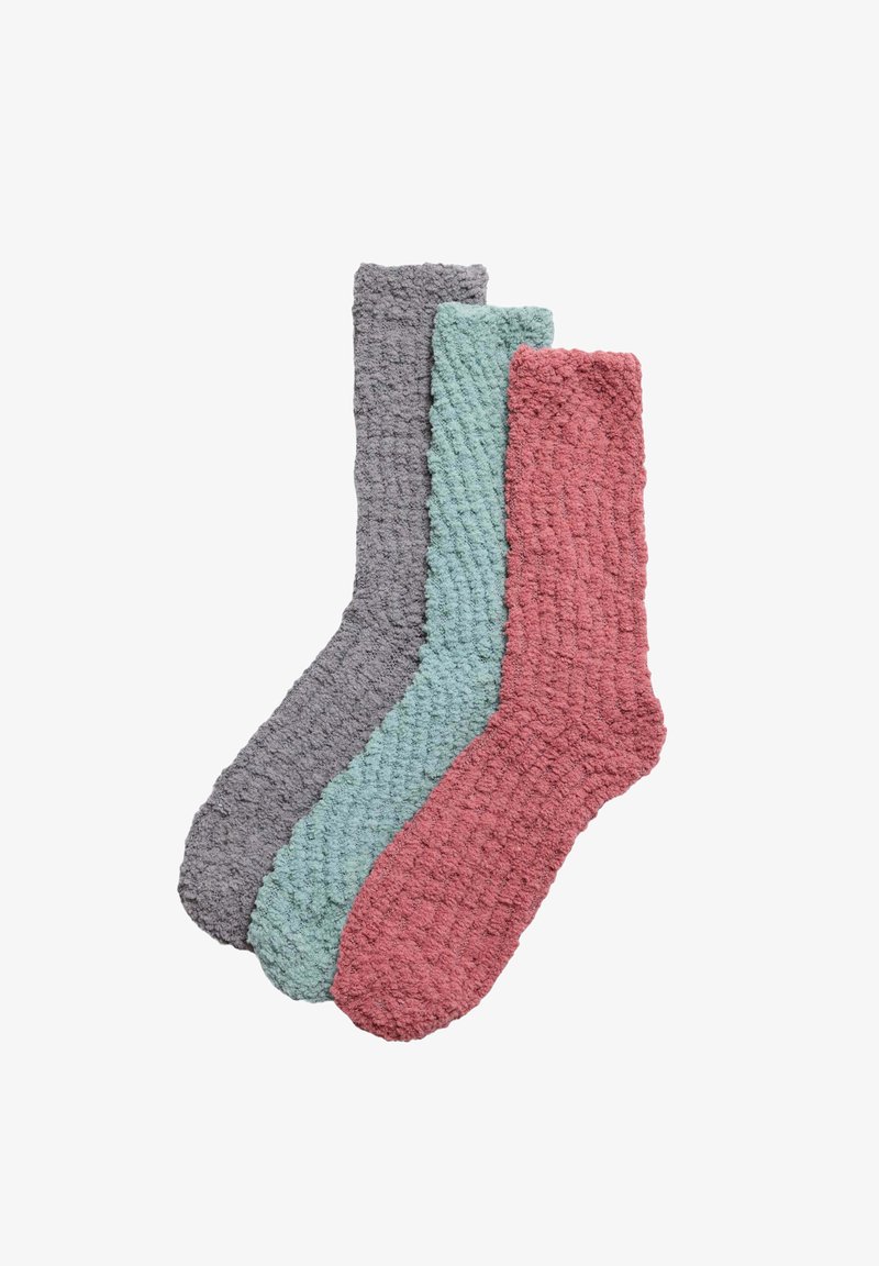 Tres pares de calcetines texturizados en gris, verde azulado y rosa, con una superficie suave y acanalada. Cada calcetín tiene un diseño de longitud media.