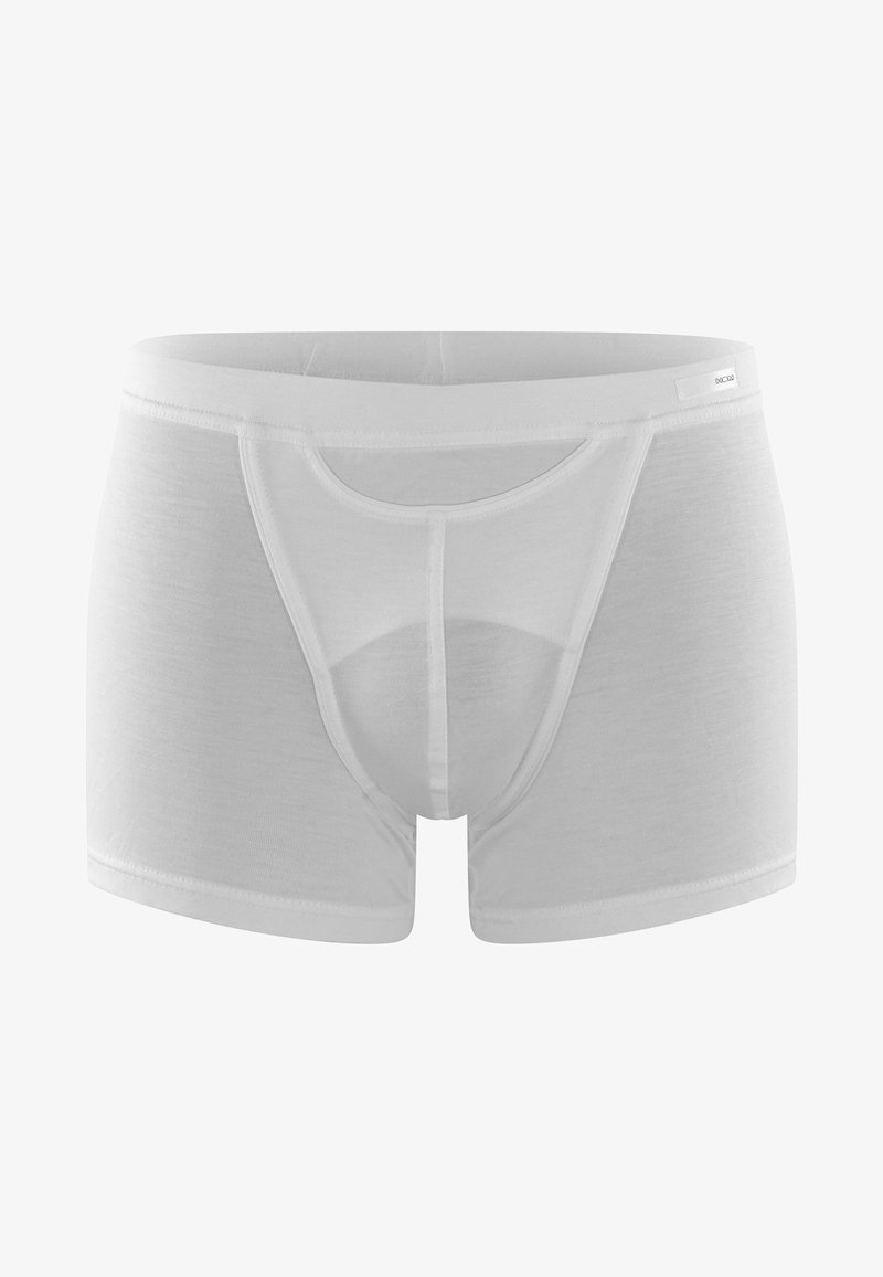 Witte boxershorts voor mannen met een gevormd voorvak en een klein merkembleem aan de rechterkant van de tailleband.
