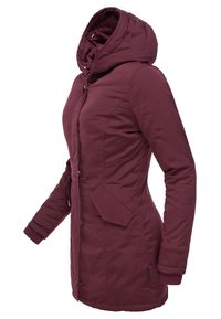 Vyšnių spalvos užtrauktuku užsegama parka su gobtuvu, raukšlėtomis rankovėmis ir šoninėmis kišenėmis, pasižyminti lygiu, matinio paviršiaus audiniu.