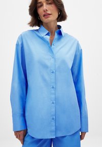 OVERSIZED - Blúzka so zapínaním na gombíky - blue