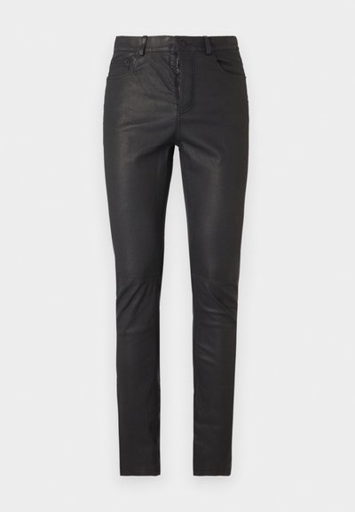 Zwarte slim-fit neplederen broek met een knoop aan de voorkant, rits en vijf zakken, weergegeven op een witte achtergrond.