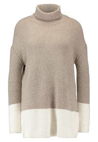 Beżowy sweter o dzianinowej strukturze z golfem, z wyraźnie zaznaczoną teksturą prążkowaną, w kolorowym bloku przechodzącym w biel u dołu.