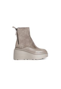 Stivali alla caviglia in suede beige con suola piatta liscia grigia chiara, chiusura con zip laterale e punta arrotondata.